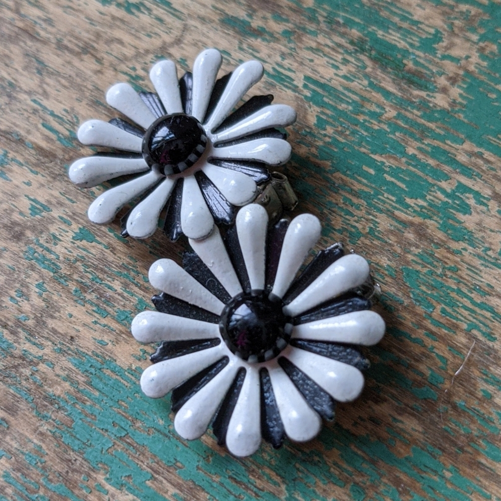 Vintage Black & White Daisy Retro Clip-On Earrings - Picture 2 of 8